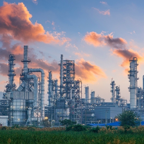 Die petrochemische Industrie unter einem dämmerigen Himmel.